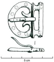 PLB-4013 - Boucle de cingulum type TebabronzeBoucle coulée comportant un anneau en D prolongé par un cadre ouvert; l'ardillon s'attache à la barre centrale et il est souvent encadré de deux ergots ou volutes. Certains exemplaires comportent aussi des excroissances ornées de cercles oculés sur le pourtour de la boucle.
