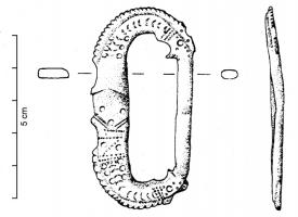 PLB-4023 - Plaque-boucle articulée à extrémités zoomorphesbronzeBoucle de plaque-boucle, à mince tige servant d'articulation sur la plaque, têtes zoomorphes affrontées, corps marqués de petits cercles, arcs de cercles ou rinceau.