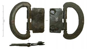 PLB-4024 - Plaque-boucle articulée à extrémités zoomorphesbronzePlaque-boucle en tôle, étroite, à décor très limité (simples facettes sur les arêtes, ou cadre guilloché), fixation sur le cuir à deux rivets; boucle étroite à deux têtes zoomorphes affrontées sur l'axe de rotation.