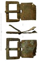 PLB-4042 - Plaque-boucle articulée en tôlebronzePlaque-boucle articulée avec ardillon simple; boucle rectangulaire sans aucun ornement; chape en tôle, lisse, fixée par 2 ou 4 rivets.
