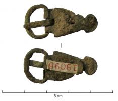 PLB-4049 - Plaque-boucle triangulaire allongéebronzePetite plaque-boucle, à plaque repliée en tôle, de forme triangulaire allongée terminée par une partie ronde, percée d'un rivet de fixation.