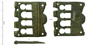 PLB-4055 - Plaque-boucle articulée ajourée, type RemagenbronzePlaque-boucle à cadre réniforme ou rectangulaire, ardillon simple; la plaque peut être ajourée d'ouvertures en forme de fenêtre à arc outrepassé, ou simplement marquée de groupes de cercles concentriques; elle se prolonge vers l'arrière par un profil reproduisant la moitié d'une applique en forme d'hélice, à côte centrale verticale; décor de cercles oculés.