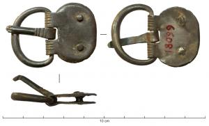 PLB-4056 - Plaque-boucle articulée à plaque ovaleargentPlaque-boucle simple, à anneau réniforme généralement grêle, de section variable; plaque ovale en tôle, avec un bord rabattu sur la face supérieure, et deux rivets pour solidariser l'objet autour de la ceinture en cuir.