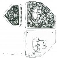 PLB-4058 - Garniture de ceinture, type B : plaque avec bouclebronzePlaque avec boucle, à décor excisé, de forme rectangulaire : la boucle, à extrémités zoomorphes affrontées, s'inscrit dans un ajour centré; le bord antérieur de la plaque est équipé d'une gouttière cylindrique de protection. Les contreplaques sont de forme rectangulaire, prolongée d'un côté par un trinagle, et portent un décor assorti à celui de la plaque-boucle, ainsi que la même extrémité ourlée.