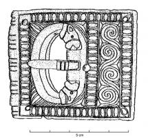 PLB-4059 - Garniture de ceinture, type B : plaque-bouclebronzePlaque-boucle à décor excisé de forme rectangulaire : la boucle, à extrémités zoomorphes affrontées, est inscrite dans un ajour contré; le bord antérieur de la plaque est équipé d'une gouttière cylindrique de protection. Les contreplaques sont de forme rectangulaire prolongée d'un côté par un trinagle, et portent un décor assorti à celui de la plaque-boucle, ainsi que la même extrémité ourlée.
