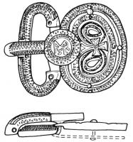 PLB-5127 - Plaque-boucle articuléebronzeTPQ : 475 - TAQ : 520Plaque-boucle à boucle en D très étirée, têtes animales aux extrémités de la barre rectiligne qui sert à l'articulation. Ardillon étroit avec un médaillon circulaire au-dessus de l'articulation ; plaque ovale avec souvent un motif bilobé entouré de guillochis concentriques.