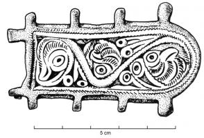 PLB-5554 - Plaque-boucle lyriforme wisigothiquebronzePlaque boucle à plaque allongée, extrémité arrondie, le pourtour généralement orné à intervalles réguliers de boutons ou ergots; le décor incisé consiste en décor de type végétal animé par un méandre; boucle en D à deux charnons, souvent décorée.
