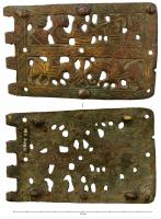 PLB-5559 - Plaque-boucle rectangulaire articulée, décor figuratifbronzePlaque rectangulaire articulée à 4 charnons, boutons en calotte rivetés sur tout le pourtour; décor dégagé par des ajours délimitant deux registres, en haut des orants et en bas deux chevaux ou griffons affrontés; 4 bélières de fixation au revers.