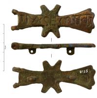 PLB-5560 - Plaque-boucle articuléebronzePlaque-boucle articulée en forme de croix, parfois à la barre transversale très atrophiée ; au revers, deux bélières de fixation pour la ceinture.