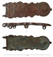 PLB-5573 - Plaque-boucle lyriforme wisigothiquebronzeTPQ : 500 - TAQ : 710Plaque-boucle lyriforme (bords concaves, extrémité arrondie), comportant un décor gravé dcentré sur un losange encadré de deux cercles ou ovales symétriques; près de la charnière, caisson bilobé; bouton terminal; trois bélières de fixation au revers.