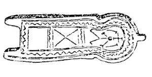 PLB-5574 - Plaque-boucle lyriforme wisigothiquebronzePlaque-boucle lyriforme (bords concaves, extrémité arrondie), comportant un décor incisé divisant la surface en métopes garnies de motifs incisés très simples; bouton terminal; trois bélières de fixation au revers.