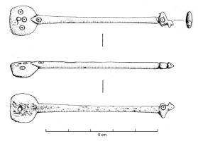 PLE-4002 - Plectre (?)osUstensile constitué d'un manche allongé, à sommet en forme de boule massive, ou zoomorphe (oiseau, tête de volatile ou de cheval) avec à l'extrémité opposée une spatule plus ou moins circulaire, percée d'un trou; une face est lisse, l'autre ornée de cerches oculés avec éventuellement deux encoches soulignant le départ du manche, comme sur les cochlearia classiques.