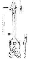 PLM-3002 - Pilum à languette de type TalamonaccioferPilum constitué d'une courte tige fine, de section généralement carrée, terminée par une pointe triangulaire allongée, à ailerons. A la base, une languette trapézoïdale ou rectangulaire sert à la fixation rivetée ; cette languette vient s'insérer dans un bloc paralléllépipédique, fendu longitudinalement, et traversé par deux rivets. 