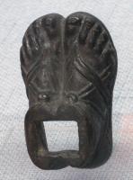 PME-4001 - Pied de siège en forme de piedsbronzePied de siège formé d'une paire de pieds joints, chaussés de sandales à doubles lanières. A la place des chevilles, ouverture carrée correspondant au montant du siège.