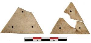 PMT-4001 - Plaquette de métier à tisserosPlaquette de métier à tisser de forme triangulaire, perforée dans chaque angle pour le passage d'un des fils de trame.