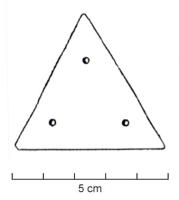 PMT-4004 - Plaquette de métier à tisserbronzePlaquette de métier à tisser de forme triangulaire, perforée dans chaque angle pour le passage d'un des fils de trame.