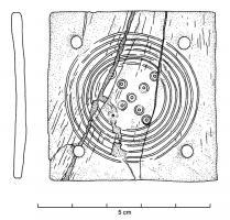 PMT-7001 - Plaquette de métier à tisserosPlaquette de métier à tisser, de forme carrée, percée aux angles, avec un décor d'incisions.