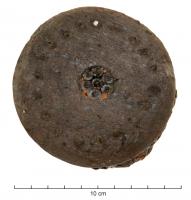 PNF-4001 - PanierboisTPQ : 1 - TAQ : 100Fond (de panier ?) constitué d'une rondelle de bois, percée sur le pourtour de trous dans lesquels sont engagées des tiges constituant les parois en vannerie; le centre est percé et comporte soit un bouchon en bois, soit des tiges d'osier.