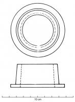 POM-4002 - Coussinet de noriabronzeCoussinet de noria de pompe, installée sur certains navires pour écoper l'eau de la cale. Pièce coulée constituée d'un partie cylindrique, avec un épaulement, habillant l'orifice de la noria vers l'extérieur; et de deux robustes ailettes perforées, qui étaient fixées sur les côtés.