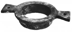 POM-4003 - Coussinet de noriabronzeCoussinet à ailettes appartenant à la noria qui est associée à une pompe sur certains navires, pour écoper l'eau de la cale. Pièce coulée constituée d'un partie cylindrique, avec un épaulement, habillant l'orifice de la noria vers l'extérieur, et deux robustes ailettes perforées, qui fixaient la pièce par les côtés.
