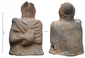 POU-4002 - Poupée articuléeterre cuiteCorps de poupée moulée, figurant un corps tronqué au niveau du bassin, ouvert à la base et percé sur les côtés de deux trous permettant l'articulation de jambes rapportées (POU-4001).