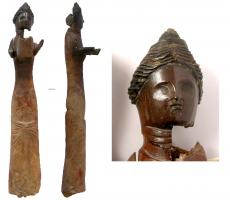 POU-4004 - Poupée articuléeos ou bois de cerfPoupée au corps étiré en longueur, tête individualisée er seule sculptée en ronde-bosse, dans un style réaliste; les bras coudés en L sont rapportés et fixés aux épaules par des tenons. Un vêtement drapé est suggéré dans la partie inférieure du corps, mais des encoches au niveau du bassin indiquent certainement que la figurine était faite pour être habillée. A la base, un tenon permet de la fixer sur un socle.