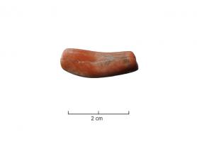 PRL-3010 - Perle cylindrique en corailcorailPerle de forme cylindrique / tubulaire obtenue très simplement à partir d'une section de branche de corail rouge, polie; la perforation naturelle est élargie pour permettre la suspension. 