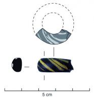 PRL-3531 - Perle annulaire gracile : décor de filets - gr. Haev. 23verrePerle annulaire gracile (D. perforation > D. section) en verre coloré bleu foncé ; décor en surface de filets jaunes en spirale. Le diamètre externe est de l'ordre de 20 mm.
 