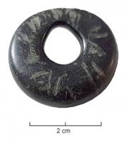 PRL-3615 - Perle annulairejaisPerle annulaire de section plate, souvent usée de manière assymétrique par une utilisation prolongée en pendant.