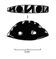 PRL-4041 - Perle à double perforationjaisPerle étroite, à profil un demi-cercle, dont les arêtes externes sont encochées, ou creusées de gorges longitudinales. Le côté intérieur est rectiligne, parfois légèrement arrondi.