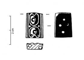 PRL-4042 - Perle à double perforationjaisPerle plate, de forme rectangulaire ou trapézoïdale, à double perforation dans la plus longue dimension. La face externe s'orne de deux motifs affrontés, encadrés de 4 perforations ornementales.