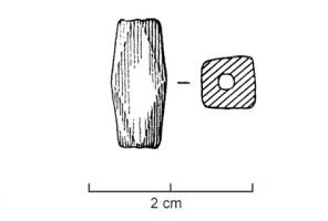 PRL-4054 - Perle polyédriquejaisPerle allongée, de section carrée avec des angles abattus, et parfois un décor de cercles pointés.