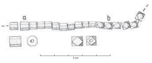 PRL-4055 - Perle allongée de section hexagonaleverrePerle plus longue que large, de section hexagonale; bords droits, perforation longitudinale.
