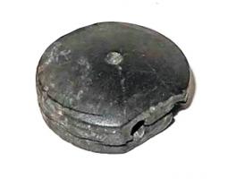 PRL-4095 - Perle à double perforationjaisPerle discoïdale, tournée, avec une face externe légèrement bombée (cupule de tournage), l'autre plate et lisse; deux perforations parallèles dans l'épaisseur.
