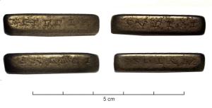 PRL-4187 - Perle tubulaire inscritejaisObjet en jais, en forme de barre creuse de section carrée, comportant une inscription incisée sur deux à quatre faces.