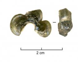 PRL-5001 - Perle côteléeverrePerle en verre naturel (de couleur généralement vert-jaune clair), marquée de quatre ou cinq grosses côtes profondément impressionnées à chaud.
