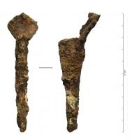 PSC-4005 - Patte de scellementferTPQ : 1 - TAQ : 300Patte fiche ou patte de scellement coudée (de porte ?), constituée d'un corps épointé fiché dans un mur et d'une butée de forme circulaire, percée ou non.