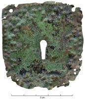 PSE-4001 - Plaque de serrurebronzePlaque de serrure carrée, en tôle de bronze, pour clef à mouvement rotatif ; une ligne de points marque la périphérie et une ligne sinueuse de points réalisés au repoussé fait le tour de la plaque.