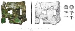 PSE-4033 - Plaque de serrure quadrangulairebronzePlaque de serrure quadrangulaire (côtés souvent concaves) en tôle, comportant une ouverture verticale pour un moraillon et un accueillage en forme de L pour une clef de serrure à translation. Décor végétal (plus rarement animalier) poinçonné sur fond étamé.
