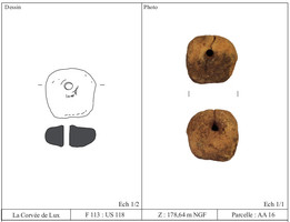 PSN-3005 - Peson modelé quadrangulaireargileTPQ : -150 - TAQ : -30Peson de plan sub-quadrangulaire modelé, bord arrondi et surface légèrement bombée, percé au centre d'une perforations.