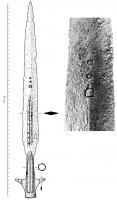 PTL-6007 - Pointe de lance à ailettes, damassée et gravée ferTPQ : 1000 - TAQ : 1200Pointe de lance à lame damassée ; douille pourvue de deux ailettes triangulaires décorées de traits gravés ; la lame porte des motifs incisés (marque d'artisan ?) et un redan en S à la base ; ailettes fixées près de l'ouverture de la douille.