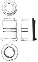 PYX-4006 - PyxideosTPQ : 1 - TAQ : 200Pyxide cylindrique, tournée, pourvue au sommet d'un ressaut pour l'insertion d'un couvercle débordant, et en bas de filets incisés ou d'un fort bourrelet en boudin; le type se caractérise surtout,  à mi-hauteur, par une large cannelure encadrée de deux filets tournés. L'intérieur n'est pas tourné.