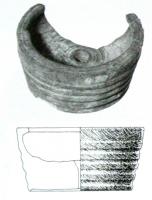PYX-4019 - Pyxide tournéeboisTPQ : 1 - TAQ : 100Pyxide à corps tronconique bas, orné de cannelures parallèles tournées; bord à léger redan interne; fond plat.