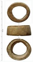 PYX-4020 - Pyxide non tournée (ou poignée en os ?)osTPQ : 1 - TAQ : 250Pyxide aménagée dans une section de diaphyse d'os de ruminant, sans que la forme extérieure ou intérieure ait été reprise au tour. Seule la face inférieure comporte un redan peu profond, pour le calage d'une rondelle jouant le rôle de fond.