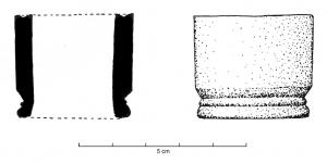 PYX-4024 - Pyxide [?] en ososTPQ : 50 - TAQ : 150Objet tourné, de section circulaire, comportant d'un côté une gorge dégageant une lèvre (ou un fond) en bourrelet, légèrement évasé vers l'intérieur.