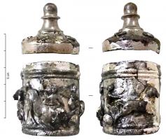 PYX-4025 - PyxideargentTPQ : 1 - TAQ : 100Pyxide cylindrique, formée d'une feuille d'argent ; panse verticale ornée de simples moulures, ou de reliefs organisés en frises horizontales ; couvercle conique à bouton sommital pour la préhension paré de motifs floral.