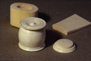 PYX-4033 - Pyxide tournéeosTPQ : 1 - TAQ : 200Pyxide tournée, profil symétrique renflé, limité en haut et en bas par des bourrelets.