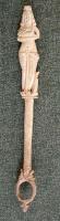 QNL-4009 - Quenouille : VénusosTPQ : 1 - TAQ : 250Tige rectiligne, terminée d'un côté par un anneau de la taille d'un doigt, de l'autre par une figurine de Vénus (dauphin posé au sol à côté), nue à l'exception d'un vêtement noué à la taille, tenant un nourrisson dans ses bras.