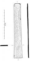 RAB-4001 - Lame de rabotferLame rectangulaire, plus ou moins allongée, généralement étroite, présentant une section régulière ; l'un des petits côtés est affûté en biseau unilatéral, l'autre peut présenter des traces de percussion directe.