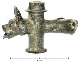 RBN-4001 - RobinetbronzeTPQ : 1 - TAQ : 300Robinet en bronze coulé, alimenté par l'arrière, comportant un axe perpendiculaire pour le contrôle de l'écoulement à l'aide d'une pièce rotative perforée, dans l'axe de l'eau. L'embouchure est en forme de tête animale.